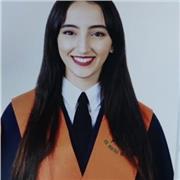 Profesora de Árabe imparte clases a personas de todas las edades